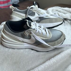 Boys Nike sneaker size 1Y